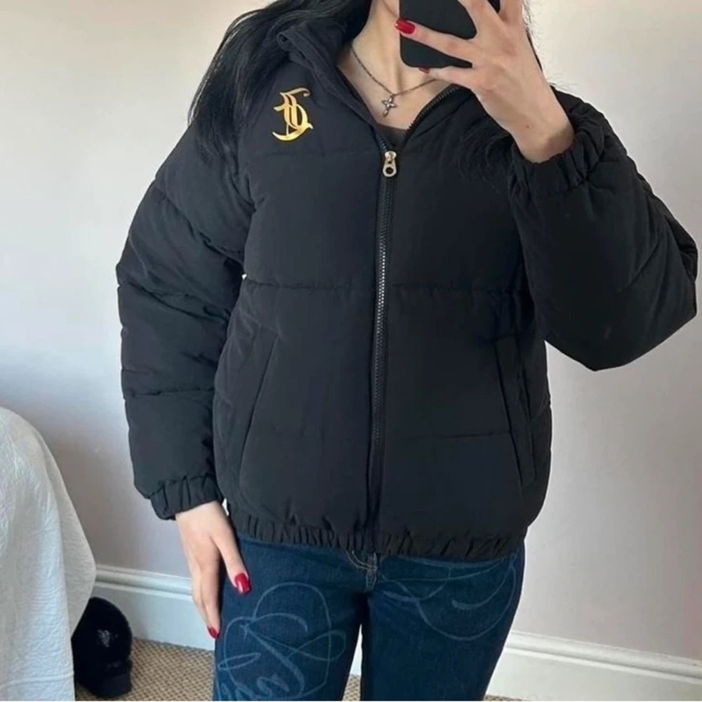 Stylish Black Puffer Jacket with Gold Accent
